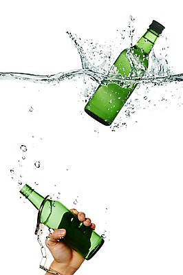 PSD 편집 편집이미지 손 캠페인 술병 주류 한명 신체부위 물 물방울 알코올 병 수갑 물방울백그라운드 소주병 중독 알코올중독 이미지편집 자연요소 1 식기 음료 백그라운드 병_용기 사람 소주 파일형식