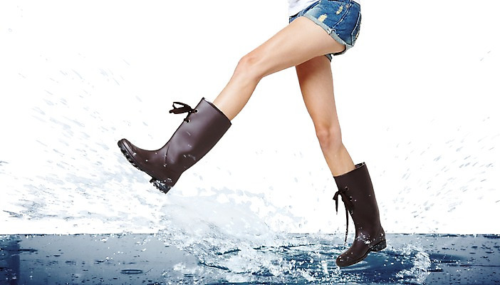 PSD 편집 편집이미지 잡화 여자 캠페인 신발 반바지 날씨 장화 한명 서기 사람 신체부위 물 물방울 다리 비 물방울백그라운드 빗물 핫팬츠 청반바지 여자만 여자한명만 이미지편집 자연요소 1 백그라운드 바지 모션 비_날씨 파일형식