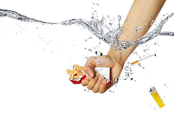 PSD 편집 편집이미지 손 캠페인 흡연 담배 건강 한명 사람 신체부위 물 건강관리 물방울 금연 기호식품 물방울백그라운드 라이터 담뱃갑 라이타 이미지편집 자연요소 1 음식 백그라운드 관리 사회이슈 파일형식