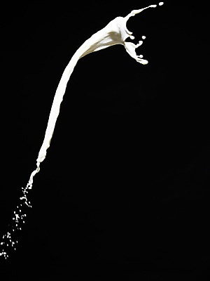 포토 JPG 스튜디오촬영 음료 선 컬러 백그라운드 컨셉 검은배경 물줄기 실내 순간포착 사람없음 흐름 우유 흰색 표현 액체 액체표현 번짐 국내포토 유제품 촬영기법 내부 물 검은색 파일형식 효과