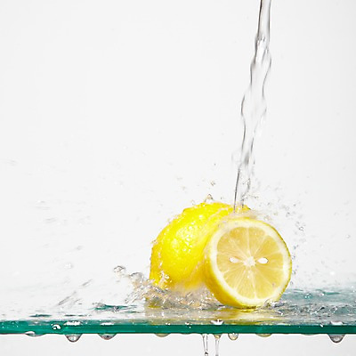 포토 JPG 스튜디오촬영 모양 열매 물결 선 음식 컬러 백그라운드 컨셉 과일 탁자 단면 선반 물줄기 실내 순간포착 사람없음 물 노란색 흐름 물방울 표현 신선 액체 떨어짐 레몬 슬라이스 액체표현 번짐 국내포토 자연요소 식물 가구 촬영기법 내부 파일형식 효과