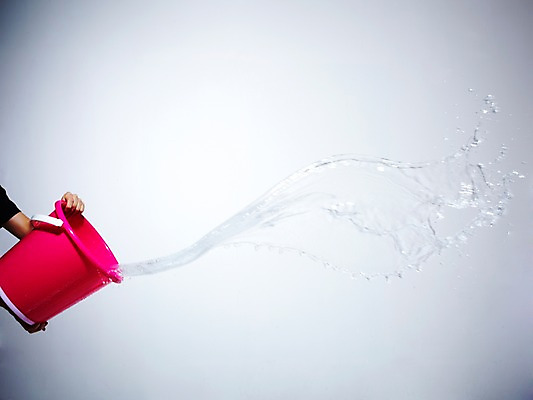 포토 JPG 스튜디오촬영 모양 손 물결 선 백그라운드 컨셉 물줄기 실내 통 순간포착 한명 들기 사람 신체부위 물 흐름 양손 물방울 표현 액체 뿌리기 양동이 액체표현 번짐 팔 국내포토 자연요소 1 모션 촬영기법 내부 파일형식 효과