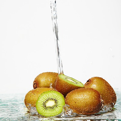 포토 JPG 스튜디오촬영 모양 열매 물결 선 음식 컬러 백그라운드 컨셉 과일 탁자 단면 선반 물줄기 실내 키위 순간포착 사람없음 초록색 물 갈색 흐름 물방울 표현 신선 액체 떨어짐 슬라이스 액체표현 번짐 국내포토 자연요소 식물 가구 촬영기법 내부 파일형식 효과