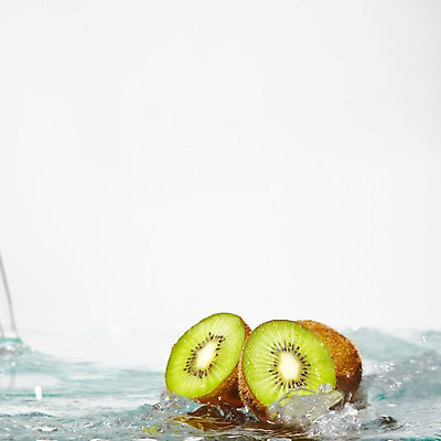 포토 JPG 스튜디오촬영 모양 열매 물결 음식 컬러 백그라운드 컨셉 과일 탁자 단면 선반 실내 키위 순간포착 사람없음 초록색 물 갈색 흐름 물방울 표현 신선 액체 슬라이스 액체표현 번짐 국내포토 자연요소 식물 가구 촬영기법 내부 파일형식 효과