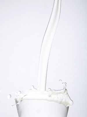 포토 JPG 스튜디오촬영 모양 물결 음료 컬러 백그라운드 컨셉 실내 순간포착 사람없음 흐름 우유 흰색 표현 액체 떨어짐 담기 액체표현 번짐 국내포토 모션 유제품 촬영기법 내부 파일형식 효과