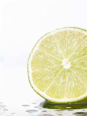 포토 JPG 스튜디오촬영 모양 열매 음식 컬러 백그라운드 컨셉 과일 단면 실내 순간포착 사람없음 초록색 물 물방울 표현 신선 슬라이스 액체표현 라임 트로피컬아트 국내포토 자연요소 식물 촬영기법 내부 액체 그림 파일형식
