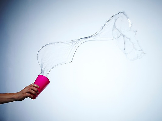 포토 JPG 스튜디오촬영 모양 손 물결 선 백그라운드 컨셉 한손 물줄기 실내 순간포착 한명 들기 사람 신체부위 컵 물 흐름 물방울 표현 액체 뿌리기 액체표현 번짐 국내포토 자연요소 1 식기 모션 촬영기법 내부 파일형식 효과