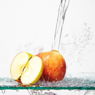 포토 JPG 스튜디오촬영 모양 열매 물결 선 음식 컬러 백그라운드 컨셉 과일 탁자 단면 선반 물줄기 실내 순간포착 사람없음 빨간색 물 흐름 물방울 표현 신선 액체 떨어짐 사과 슬라이스 액체표현 번짐 국내포토 자연요소 식물 가구 촬영기법 내부 파일형식 효과
