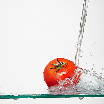 포토 JPG 스튜디오촬영 모양 열매 물결 선 음식 컬러 백그라운드 컨셉 토마토 과일 탁자 선반 물줄기 실내 순간포착 사람없음 빨간색 물 흐름 물방울 표현 신선 액체 떨어짐 액체표현 번짐 국내포토 자연요소 식물 가구 채소 촬영기법 내부 파일형식 효과