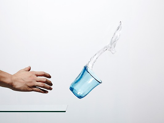 포토 JPG 스튜디오촬영 모양 손 물결 백그라운드 컨셉 탁자 선반 한손 실내 순간포착 한명 사람 신체부위 컵 물 흐름 물방울 표현 액체 떨어짐 뿌리기 액체표현 번짐 놓침 국내포토 자연요소 1 식기 가구 모션 촬영기법 내부 파일형식 효과