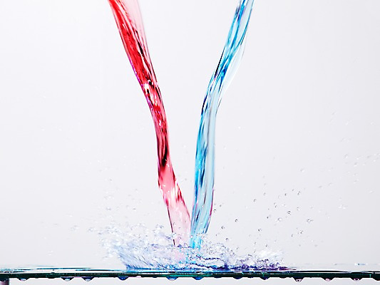 포토 JPG 스튜디오촬영 모양 물결 선 컬러 백그라운드 컨셉 탁자 선반 물줄기 실내 순간포착 사람없음 빨간색 물 파란색 흐름 물방울 표현 액체 떨어짐 액체표현 번짐 국내포토 자연요소 가구 촬영기법 내부 파일형식 효과