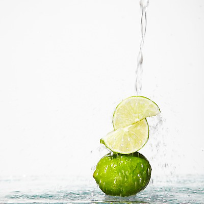 포토 JPG 스튜디오촬영 모양 열매 물결 선 음식 컬러 백그라운드 컨셉 과일 탁자 단면 선반 물줄기 실내 순간포착 사람없음 초록색 물 흐름 물방울 표현 신선 액체 떨어짐 슬라이스 액체표현 번짐 라임 국내포토 자연요소 식물 가구 촬영기법 내부 파일형식 효과