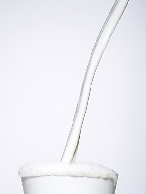 포토 JPG 스튜디오촬영 모양 물결 음료 컬러 백그라운드 컨셉 실내 순간포착 사람없음 흐름 우유 흰색 표현 액체 떨어짐 담기 액체표현 번짐 국내포토 모션 유제품 촬영기법 내부 파일형식 효과