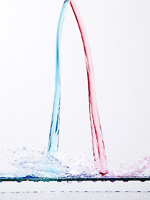 포토 JPG 스튜디오촬영 모양 물결 선 컬러 백그라운드 컨셉 탁자 선반 물줄기 실내 순간포착 사람없음 빨간색 물 파란색 흐름 물방울 표현 액체 떨어짐 액체표현 번짐 국내포토 자연요소 가구 촬영기법 내부 파일형식 효과