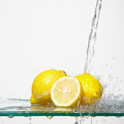 포토 JPG 스튜디오촬영 모양 열매 물결 선 음식 컬러 백그라운드 컨셉 과일 탁자 단면 선반 물줄기 실내 순간포착 사람없음 물 노란색 흐름 물방울 표현 신선 액체 떨어짐 레몬 슬라이스 액체표현 번짐 국내포토 자연요소 식물 가구 촬영기법 내부 파일형식 효과