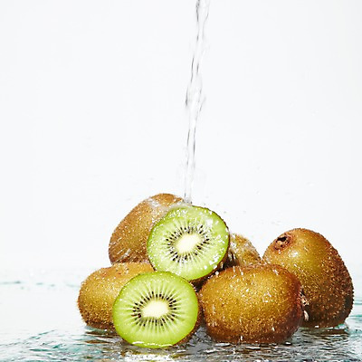 포토 JPG 스튜디오촬영 모양 열매 물결 선 음식 컬러 백그라운드 컨셉 과일 탁자 단면 선반 물줄기 실내 키위 순간포착 사람없음 초록색 물 갈색 흐름 물방울 표현 신선 액체 떨어짐 슬라이스 액체표현 번짐 국내포토 자연요소 식물 가구 촬영기법 내부 파일형식 효과