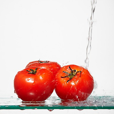 포토 JPG 스튜디오촬영 모양 열매 물결 선 음식 컬러 백그라운드 컨셉 토마토 채소 탁자 선반 물줄기 실내 순간포착 사람없음 빨간색 물 흐름 물방울 표현 신선 액체 떨어짐 액체표현 번짐 국내포토 자연요소 식물 가구 촬영기법 내부 파일형식 효과