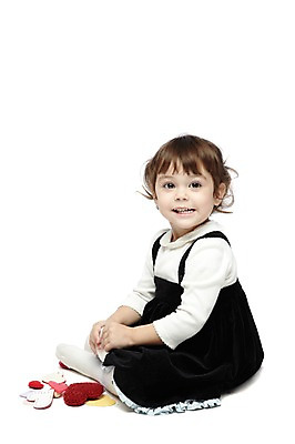 포토 JPG 스튜디오촬영 전신 외국인 해외기획촬영 라이프스타일 2012년태국 여자 기념일 어린이라이프 놀이 실내 한명 미소 웃음 누끼 사람 앉기 이벤트 옆모습 장난감 놀이용품 하트 아기 하트모형 여자만 여자한명만 아기만 여자아기만 여자아기한명만 국내포토 모양 1 어린이 뷰포인트 모션 표정 인종 내부 생활 모형 오브젝트 파일형식