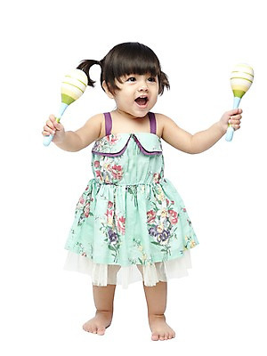 포토 JPG 스튜디오촬영 전신 외국인 해외기획촬영 라이프스타일 응시 2012년태국 원피스 여자 어린이교육 교육 어린이라이프 악기 음악 연주 놀이 양갈래머리 실내 한명 서기 미소 웃음 들기 누끼 사람 앞모습 아기 즐거움 조기교육 마라카스 여자만 여자한명만 아기만 여자아기만 여자아기한명만 국내포토 1 헤어스타일 시선 옷 감정 어린이 뷰포인트 모션 문화예술 타악기 표정 인종 내부 생활 파일형식