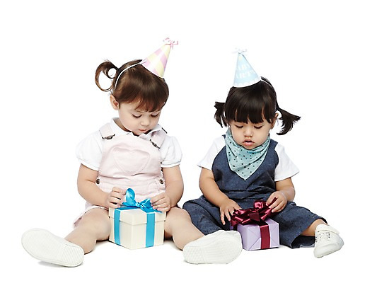 포토 JPG 스튜디오촬영 전신 외국인 해외기획촬영 모자 라이프스타일 응시 2012년태국 여자 기념일 어린이라이프 놀이 실내 선물 누끼 사람 앉기 이벤트 두명 앞모습 친구 선물상자 상자 파티 고깔모자 아기 호기심 여자만 아기만 여자아기만 국내포토 모자_잡화 시선 잡화 감정 어린이 뷰포인트 컨셉 관계 모션 인종 내부 생활 파일형식