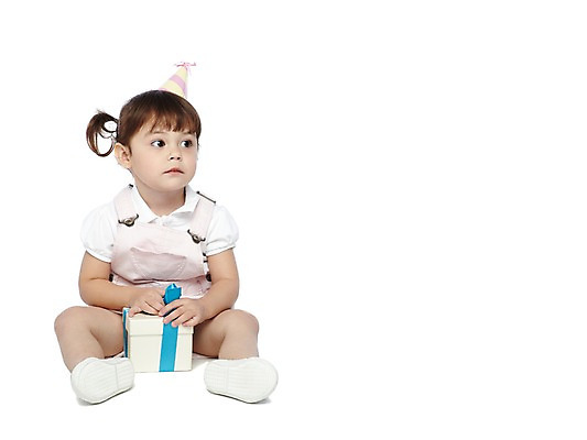 포토 JPG 스튜디오촬영 전신 외국인 해외기획촬영 모자 라이프스타일 응시 2012년태국 여자 기념일 어린이라이프 놀이 실내 선물 한명 누끼 사람 앉기 이벤트 앞모습 선물상자 상자 파티 고깔모자 아기 멜빵바지 여자만 여자한명만 아기만 여자아기만 여자아기한명만 국내포토 모자_잡화 1 시선 잡화 어린이 뷰포인트 바지 모션 인종 내부 생활 멜빵 파일형식