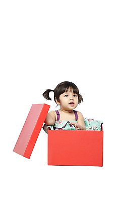 포토 JPG 스튜디오촬영 외국인 해외기획촬영 라이프스타일 2012년태국 여자 어린이라이프 놀이 양갈래머리 실내 선물 한명 누끼 사람 앉기 이벤트 앞모습 선물상자 상자 아기 서프라이즈 여자만 여자한명만 아기만 여자아기만 여자아기한명만 국내포토 1 헤어스타일 어린이 뷰포인트 컨셉 모션 인종 내부 생활 파일형식