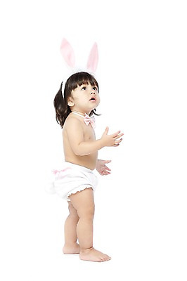 포토 JPG 스튜디오촬영 전신 외국인 해외기획촬영 라이프스타일 응시 2012년태국 여자 기념일 어린이라이프 놀이 나비넥타이 실내 한명 서기 누끼 사람 이벤트 옆모습 파티 아기 머리띠 토끼머리띠 기저귀 여자만 여자한명만 아기만 여자아기만 여자아기한명만 국내포토 1 시선 어린이 뷰포인트 장신구 모션 넥타이 인종 내부 생활 아기용품 파일형식