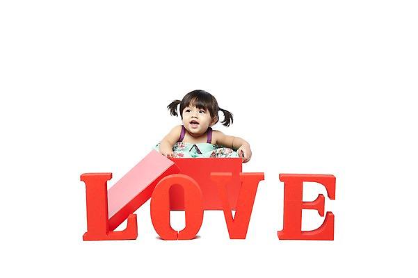 포토 JPG 스튜디오촬영 전신 외국인 해외기획촬영 문자 라이프스타일 알파벳 영어 2012년태국 여자 어린이라이프 놀이 양갈래머리 실내 선물 사랑 한명 미소 웃음 누끼 사람 앉기 이벤트 앞모습 단어 선물상자 상자 블록 아기 서프라이즈 여자만 여자한명만 아기만 여자아기만 여자아기한명만 국내포토 1 헤어스타일 감정 어린이 뷰포인트 컨셉 모션 표정 인종 내부 생활 파일형식