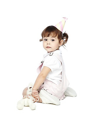 포토 JPG 스튜디오촬영 전신 외국인 해외기획촬영 모자 라이프스타일 2012년태국 여자 기념일 어린이라이프 인형 놀이 실내 한명 누끼 사람 앉기 이벤트 옆모습 장난감 파티 놀이용품 아기 토끼 멜빵바지 인형놀이 토끼인형 반려 여자만 여자한명만 아기만 여자아기만 여자아기한명만 국내포토 1 잡화 어린이 뷰포인트 바지 포유류 모션 인종 내부 생활 반려동물 멜빵 오브젝트 파일형식