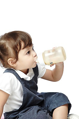 포토 JPG 스튜디오촬영 외국인 해외기획촬영 라이프스타일 2012년태국 여자 어린이라이프 실내 한명 들기 누끼 사람 앉기 옆모습 식사 우유 아기 우유병 젖병 먹기 멜빵바지 여자만 여자한명만 아기만 여자아기만 여자아기한명만 국내포토 1 어린이 뷰포인트 바지 모션 병_용기 유제품 인종 내부 생활 아기용품 멜빵 파일형식