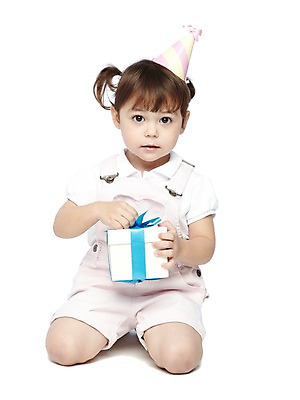 포토 JPG 스튜디오촬영 전신 외국인 해외기획촬영 모자 라이프스타일 2012년태국 여자 기념일 어린이라이프 놀이 실내 선물 한명 들기 누끼 사람 앉기 이벤트 앞모습 선물상자 상자 파티 고깔모자 아기 무릎꿇기 멜빵바지 여자만 여자한명만 아기만 여자아기만 여자아기한명만 국내포토 모자_잡화 1 잡화 어린이 뷰포인트 바지 모션 인종 내부 생활 멜빵 파일형식