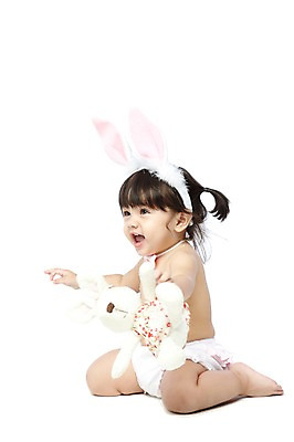 포토 JPG 스튜디오촬영 외국인 해외기획촬영 라이프스타일 2012년태국 여자 기념일 어린이라이프 인형 놀이 실내 한명 미소 웃음 들기 누끼 사람 앉기 이벤트 옆모습 장난감 파티 놀이용품 아기 토끼 머리띠 토끼머리띠 기저귀 인형놀이 토끼인형 반려 여자만 여자한명만 아기만 여자아기만 여자아기한명만 국내포토 1 어린이 뷰포인트 장신구 포유류 모션 표정 인종 내부 생활 반려동물 아기용품 오브젝트 파일형식