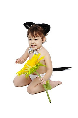 포토 JPG 스튜디오촬영 전신 외국인 식물 해외기획촬영 라이프스타일 2012년태국 여자 기념일 꽃 어린이라이프 놀이 나비넥타이 해바라기 실내 한명 미소 웃음 들기 누끼 사람 앉기 이벤트 파티 아기 머리띠 무릎꿇기 꼬리 기저귀 여자만 여자한명만 아기만 여자아기만 여자아기한명만 국내포토 1 어린이 장신구 모션 넥타이 표정 인종 내부 생활 아기용품 파일형식