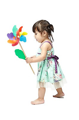 포토 JPG 스튜디오촬영 전신 외국인 해외기획촬영 라이프스타일 2012년태국 원피스 여자 어린이라이프 놀이 실내 한명 들기 누끼 사람 옆모습 장난감 놀이용품 걷기 아기 바람개비 여자만 여자한명만 아기만 여자아기만 여자아기한명만 국내포토 1 옷 어린이 뷰포인트 모션 인종 내부 생활 오브젝트 파일형식