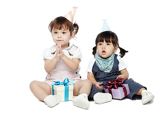 포토 JPG 스튜디오촬영 전신 외국인 해외기획촬영 모자 라이프스타일 응시 2012년태국 여자 기념일 어린이라이프 놀이 실내 선물 누끼 사람 앉기 이벤트 두명 앞모습 친구 선물상자 상자 파티 고깔모자 아기 여자만 아기만 여자아기만 국내포토 모자_잡화 시선 잡화 어린이 뷰포인트 관계 모션 인종 내부 생활 파일형식