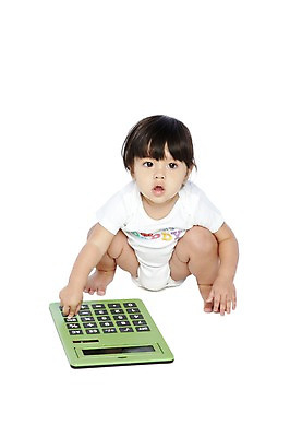 포토 JPG 스튜디오촬영 전신 외국인 해외기획촬영 라이프스타일 2012년태국 여자 어린이라이프 실내 한명 누끼 사람 앉기 앞모습 금융 경제 사무용품 전자계산기 계산기 아기 계산 어린이경제 여자만 여자한명만 아기만 여자아기만 여자아기한명만 국내포토 1 어린이 뷰포인트 모션 문구용품 인종 내부 생활 장비 파일형식