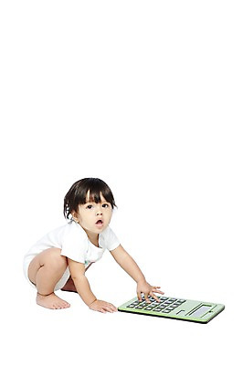 포토 JPG 스튜디오촬영 전신 외국인 해외기획촬영 라이프스타일 2012년태국 여자 어린이라이프 실내 한명 누끼 사람 앉기 옆모습 금융 경제 사무용품 전자계산기 계산기 아기 계산 어린이경제 여자만 여자한명만 아기만 여자아기만 여자아기한명만 국내포토 1 어린이 뷰포인트 모션 문구용품 인종 내부 생활 장비 파일형식