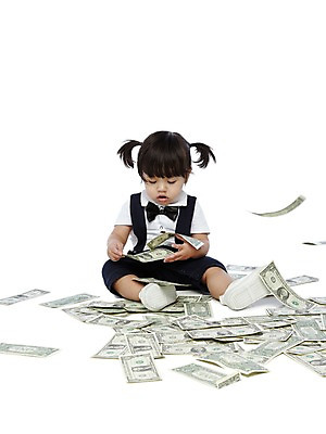 포토 JPG 스튜디오촬영 전신 외국인 해외기획촬영 라이프스타일 2012년태국 여자 어린이라이프 지폐 돈 양갈래머리 날리기 실내 한명 누끼 사람 앉기 앞모습 금융 경제 달러 아기 멜빵바지 어린이경제 돈벼락 여자만 여자한명만 아기만 여자아기만 여자아기한명만 국내포토 1 헤어스타일 어린이 뷰포인트 바지 모션 인종 내부 생활 재산 멜빵 파일형식