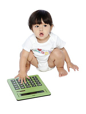 포토 JPG 스튜디오촬영 전신 외국인 해외기획촬영 라이프스타일 응시 2012년태국 여자 어린이라이프 실내 한명 누끼 사람 앉기 앞모습 금융 경제 사무용품 전자계산기 계산기 아기 계산 어린이경제 여자만 여자한명만 아기만 여자아기만 여자아기한명만 국내포토 1 시선 어린이 뷰포인트 모션 문구용품 인종 내부 생활 장비 파일형식