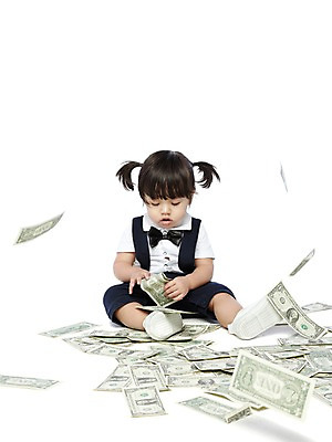 포토 JPG 스튜디오촬영 전신 외국인 해외기획촬영 라이프스타일 2012년태국 여자 어린이라이프 지폐 돈 양갈래머리 날리기 실내 한명 누끼 사람 앉기 앞모습 금융 경제 달러 아기 멜빵바지 어린이경제 돈벼락 여자만 여자한명만 아기만 여자아기만 여자아기한명만 국내포토 1 헤어스타일 어린이 뷰포인트 바지 모션 인종 내부 생활 재산 멜빵 파일형식