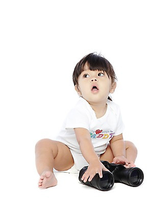 포토 JPG 스튜디오촬영 전신 외국인 해외기획촬영 라이프스타일 응시 2012년태국 여자 어린이라이프 비즈니스 실내 한명 누끼 사람 앉기 앞모습 쌍안경 망원경 아기 관찰 호기심 키즈비즈니스 여자만 여자한명만 아기만 여자아기만 여자아기한명만 국내포토 1 시선 감정 어린이 뷰포인트 컨셉 모션 인종 내부 생활 파일형식