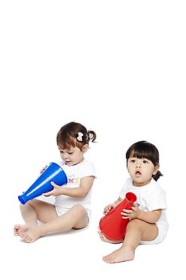 포토 JPG 스튜디오촬영 전신 외국인 해외기획촬영 라이프스타일 2012년태국 여자 어린이라이프 비즈니스 실내 들기 누끼 사람 앉기 두명 친구 확성기 아기 알림 키즈비즈니스 응원나팔 여자만 아기만 여자아기만 국내포토 어린이 관계 모션 인종 내부 생활 응원용품 파일형식