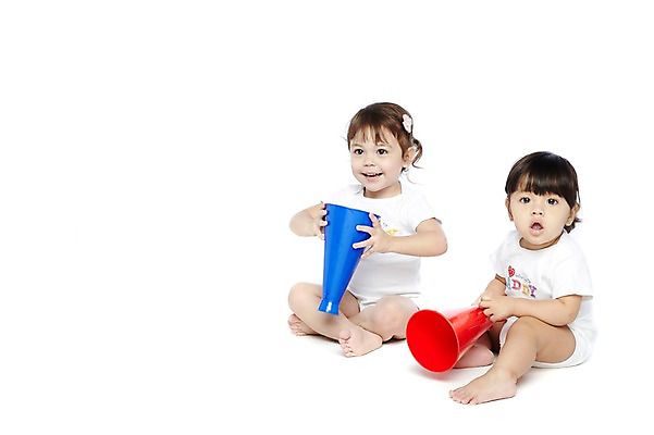 포토 JPG 스튜디오촬영 전신 외국인 해외기획촬영 라이프스타일 2012년태국 여자 어린이라이프 비즈니스 실내 미소 웃음 들기 누끼 사람 앉기 두명 친구 확성기 아기 알림 키즈비즈니스 응원나팔 여자만 아기만 여자아기만 국내포토 어린이 관계 모션 표정 인종 내부 생활 응원용품 파일형식