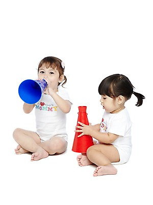 포토 JPG 스튜디오촬영 전신 외국인 해외기획촬영 라이프스타일 2012년태국 여자 어린이라이프 비즈니스 실내 들기 누끼 사람 앉기 두명 친구 확성기 아기 알림 키즈비즈니스 응원나팔 여자만 아기만 여자아기만 국내포토 어린이 관계 모션 인종 내부 생활 응원용품 파일형식