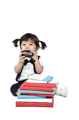 포토 JPG 스튜디오촬영 외국인 해외기획촬영 라이프스타일 2012년태국 여자 어린이교육 교육 어린이라이프 비즈니스 양갈래머리 돋보기 나비넥타이 실내 한명 미소 웃음 들기 누끼 사람 앉기 앞모습 책 독서 쌓기 아기 관찰 멜빵바지 호기심 키즈비즈니스 탐색 여자만 여자한명만 아기만 여자아기만 여자아기한명만 국내포토 1 헤어스타일 감정 어린이 뷰포인트 컨셉 바지 모션 넥타이 표정 인종 내부 생활 멜빵 파일형식