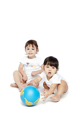 포토 JPG 스튜디오촬영 전신 외국인 해외기획촬영 라이프스타일 2012년태국 여자 어린이라이프 지구 비즈니스 실내 미소 웃음 누끼 사람 앉기 두명 친구 세계 글로벌 지구본 아기 키즈비즈니스 여자만 아기만 여자아기만 국내포토 어린이 관계 모션 표정 인종 내부 생활 파일형식