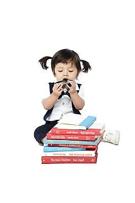 포토 JPG 스튜디오촬영 외국인 해외기획촬영 라이프스타일 응시 2012년태국 여자 어린이교육 교육 어린이라이프 비즈니스 양갈래머리 돋보기 나비넥타이 실내 한명 들기 누끼 사람 앉기 앞모습 책 독서 쌓기 아기 관찰 멜빵바지 호기심 키즈비즈니스 탐색 여자만 여자한명만 아기만 여자아기만 여자아기한명만 국내포토 1 헤어스타일 시선 감정 어린이 뷰포인트 컨셉 바지 모션 넥타이 인종 내부 생활 멜빵 파일형식