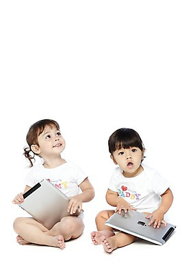 포토 JPG 스튜디오촬영 전신 외국인 해외기획촬영 라이프스타일 응시 2012년태국 여자 어린이라이프 비즈니스 실내 미소 웃음 누끼 사람 앉기 두명 앞모습 친구 태블릿 아기 웹서핑 키즈비즈니스 여자만 아기만 여자아기만 국내포토 시선 어린이 뷰포인트 관계 모션 표정 인종 내부 생활 전자제품 스마트기기 파일형식