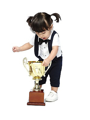 포토 JPG 스튜디오촬영 전신 외국인 해외기획촬영 라이프스타일 2012년태국 여자 어린이라이프 비즈니스 양갈래머리 성공 나비넥타이 실내 한명 서기 누끼 사람 앞모습 아기 우승 상 트로피 멜빵바지 키즈비즈니스 여자만 여자한명만 아기만 여자아기만 여자아기한명만 국내포토 1 헤어스타일 어린이 뷰포인트 컨셉 바지 모션 넥타이 인종 내부 생활 최고 상_우승 상패 멜빵 파일형식