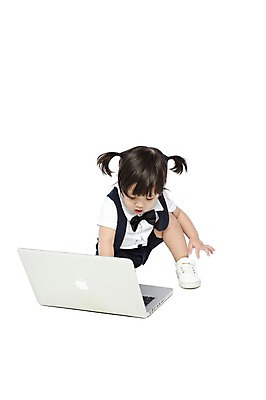 포토 JPG 스튜디오촬영 전신 외국인 해외기획촬영 라이프스타일 응시 2012년태국 여자 어린이라이프 비즈니스 양갈래머리 나비넥타이 실내 한명 누끼 사람 앉기 앞모습 노트북 컴퓨터 아기 웹서핑 멜빵바지 키즈비즈니스 여자만 여자한명만 아기만 여자아기만 여자아기한명만 국내포토 1 헤어스타일 시선 어린이 뷰포인트 바지 모션 넥타이 인종 내부 생활 전자제품 멜빵 파일형식